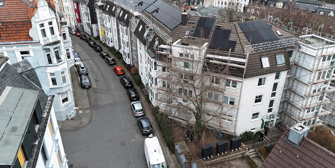 Vier Luft-Wasser-Wärmepumpen (vorn) und je eine Photovoltaikanlage hebeln diese vier Wohnhäuser in Wuppertal von der Energieeffizienzklasse D auf Klasse A. Zwei einfache Maßnahmen, die sich bei vielen ähnlichen Gebäuden genauso umsetzen lassen.