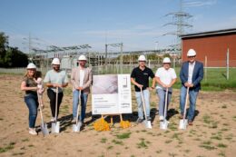 Der Batteriespeicherpark Alsdorf West soll aus 50 baugleichen Einheiten mit jeweils 100 Kilowatt Leistung und 261 Kilowattstunden Kapazität bestehen.