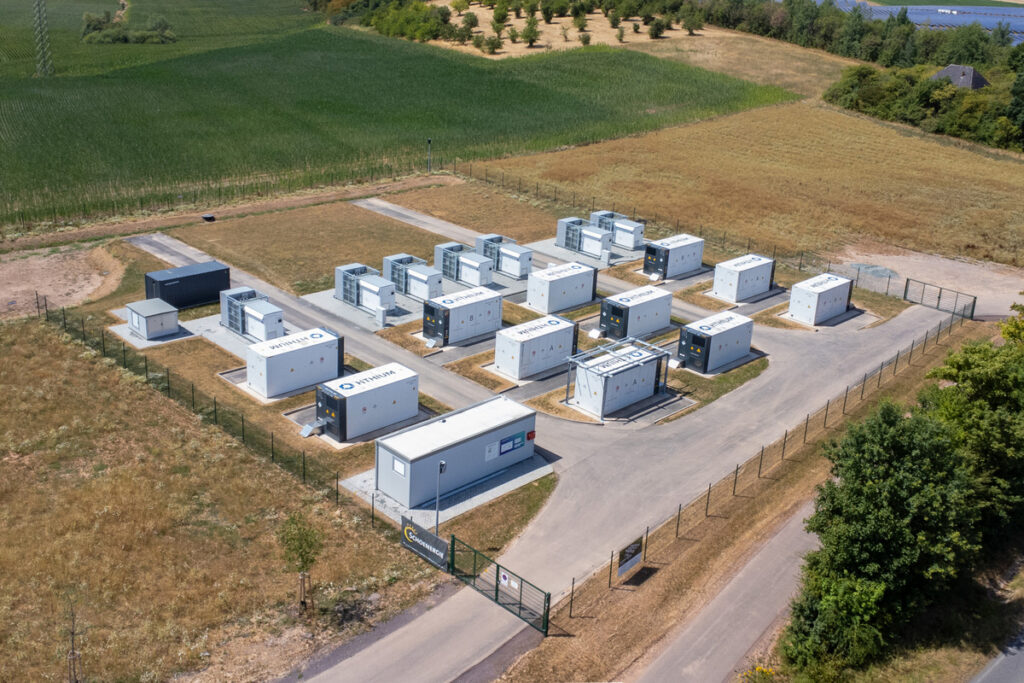 Föhren: Erster Batteriegroßspeicher mit netzbildenden Funktionen auf europäischem Festland