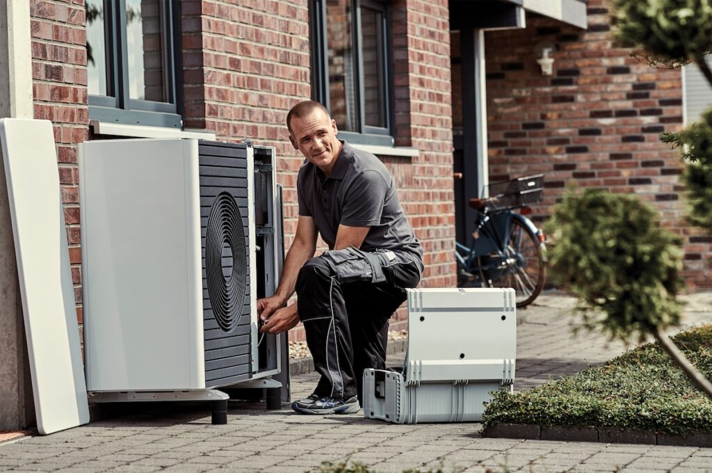 Luft-Wasser-Wärmepumpe, Außeneinheit, Installateur, Vaillant, PR-Foto