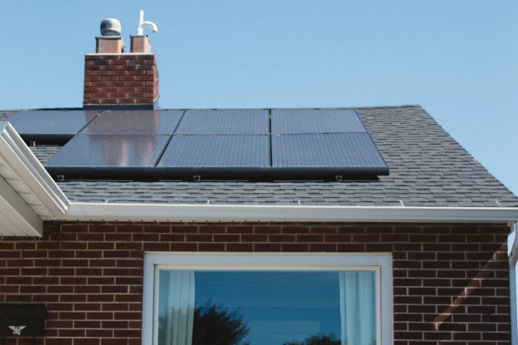 kleine Photovoltaik-Dachanlge, Gartenstühle