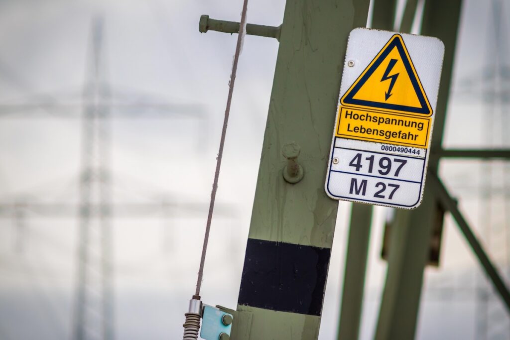 Hochspannungsschild an einem Strommast