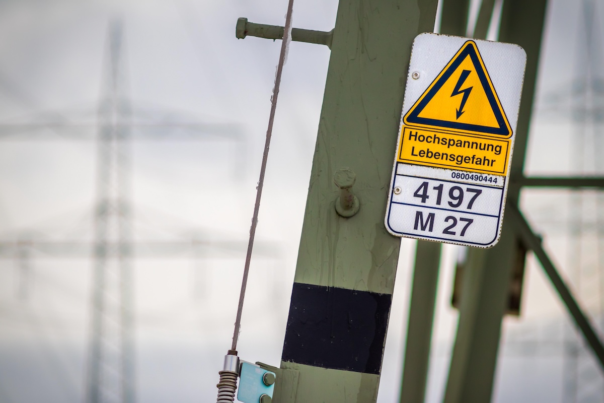 Hochspannungsschild an einem Strommast