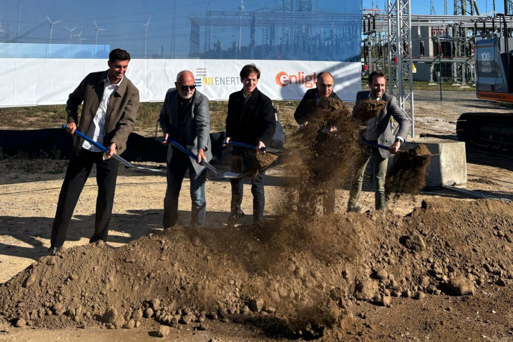Simon Imhoff, Projektleiter BESS Bertikow ENERTRAG, Peter Gerhardt, Bürgermeister Uckerfelde, Simon Hagedorn, CFO und Vorstandsmitglied ENERTRAG, Marko Liposcak, General Manager Europe Enlight Renewable Energy und Wilhelm Kiewitt, Leiter Energiewirtschaft 50 Hertz Transmission.