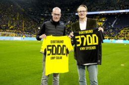 Carsten Cramer, Vorsitzender der Geschäftsführung von Borussia Dortmund (links), und Markus Krebber, Vorstandsvorsitzender von RWE, bei der Inbetriebnahme des Batteriespeichers am Signal Iduna Park.