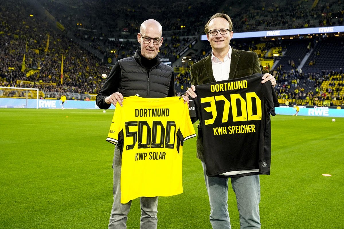 Carsten Cramer, Vorsitzender der Geschäftsführung von Borussia Dortmund (links), und Markus Krebber, Vorstandsvorsitzender von RWE, bei der Inbetriebnahme des Batteriespeichers am Signal Iduna Park.