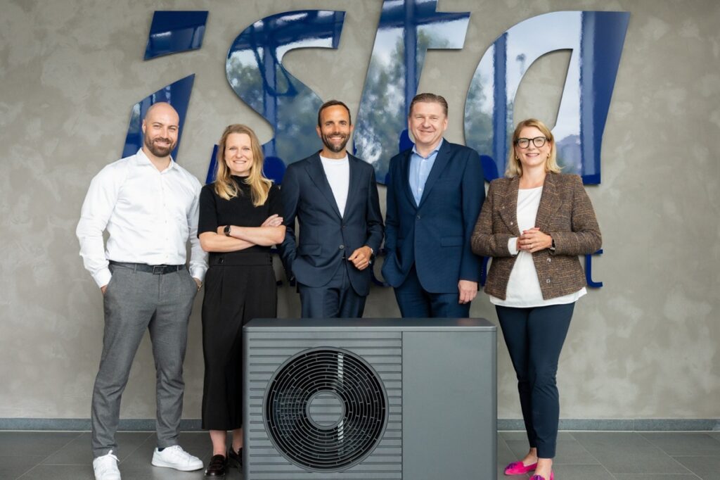 Das Führungstrio von Homenergy, die Geschäftsführer Alexander Priebe, Selina Groß und Hannes Münzinger (von links), hat mit CEO Hagen Lessing und CTO Michaela Hitzberger von Ista eine gemeinsame Zukunft der beiden Unternehmen vereinbart.