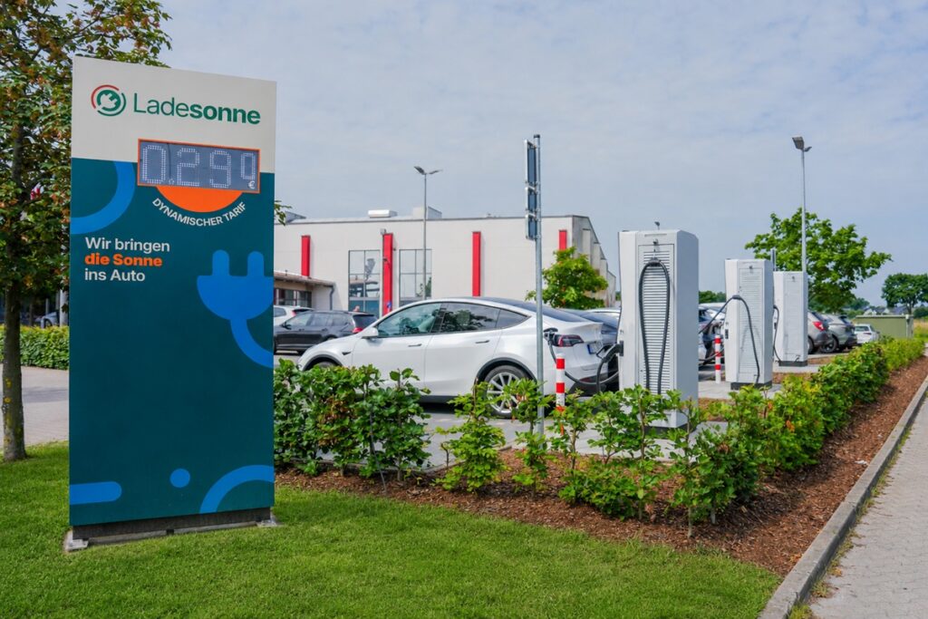 Nach Angaben des Unternehmens stammten seit April mehr als 70 Prozent der an den Ladesäulen geladenen Energie direkt aus dem Solarpark.