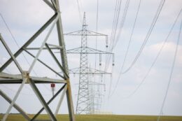 Bei der Netzverstärkung wurden auf mehreren Abschnitten zusätzliche Leiterseile an vorhandenen Freileitungsmasten installiert.