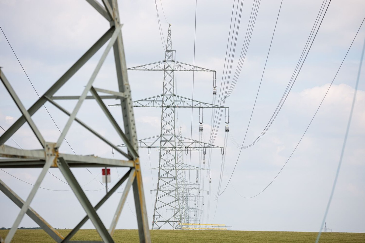 Bei der Netzverstärkung wurden auf mehreren Abschnitten zusätzliche Leiterseile an vorhandenen Freileitungsmasten installiert.