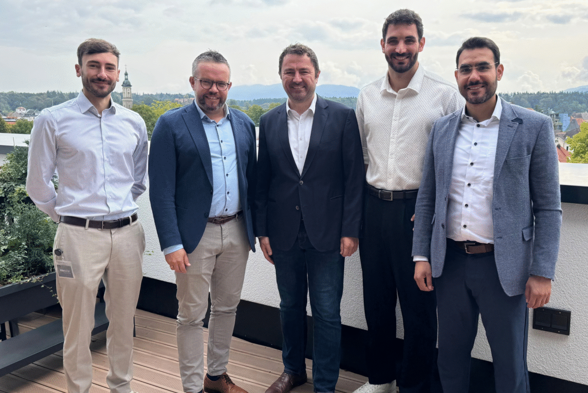 Vertragsunterzeichnung für das Hybrid-PPA Waren: (v. l. n. r.) Filip Markert, (Originator, e2m), Christoph Strasser (Geschäftsführer MaxSolar), Hannes Behacker (Geschäftsführer e2m), Moritz Kimmich (PPA Origination Manager, MaxSolar) und Anwar Darwich (Commercial Director PPA Origination, MaxSolar).