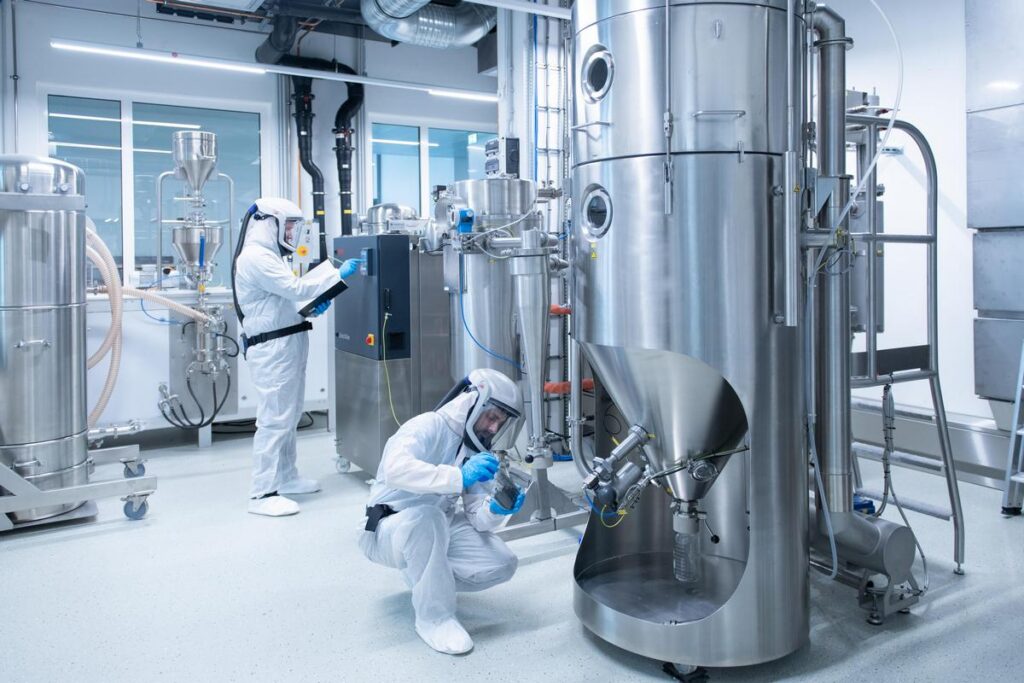 Zwei Wissenschaftler des ZSW erzeugen Kathodenmaterial mittels Sprühtrocknungsanlagen.