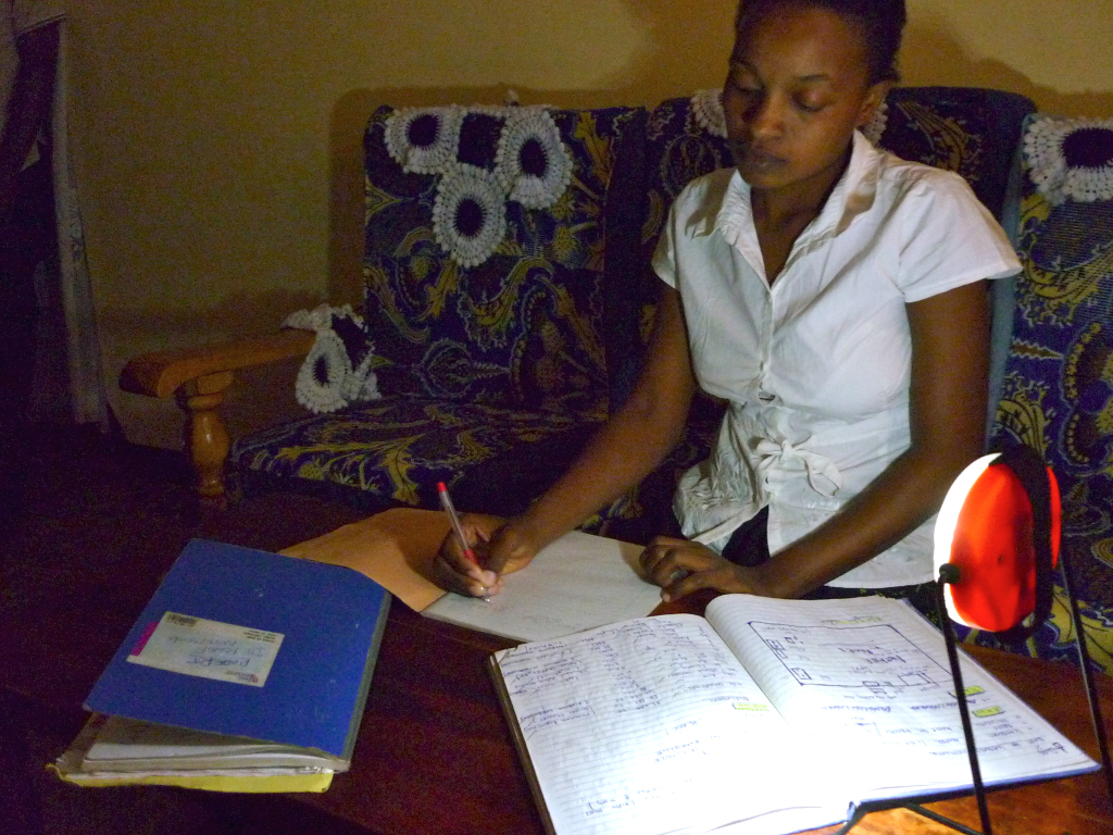 Mobisol_Tanzania_girl_studying_at_night_Lolovolo_klein