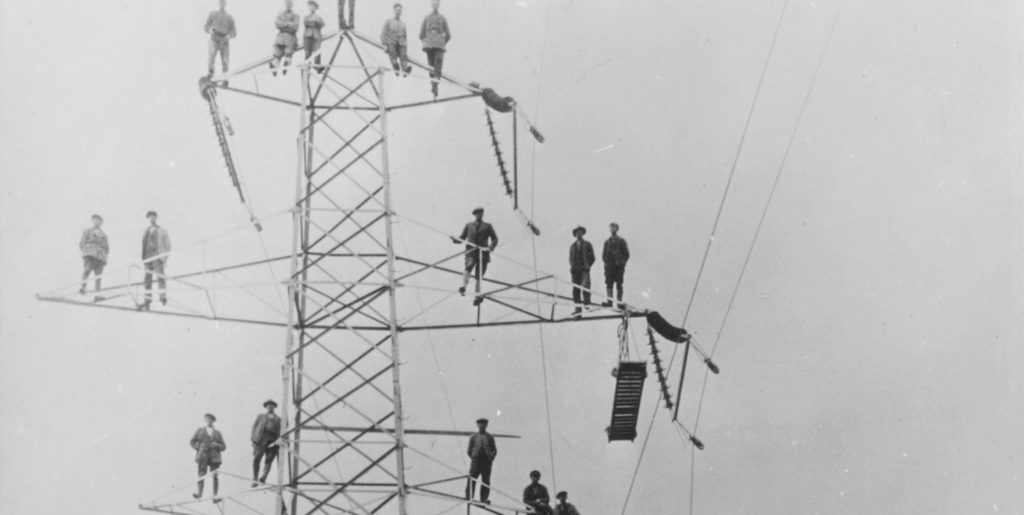 Historische Aufnahme vom Bau einer neuen Stromleitung in Norwegen
