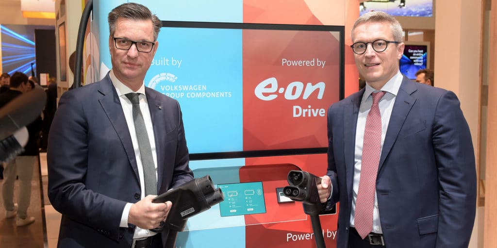 Innovative Lösung für ultraschnelles Laden von Elektrofahrzeugen Vorstandsvorsitzender der Volkswagen Group Components Thomas Schmall mit E.ON-Vorstandsmitglied Karsten Wildberger.