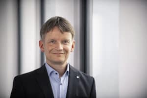 Seit April 2020 ist Gunter Erfurt CEO von Meyer Burger. Zuvor war er bereits als CTO und COO in der Geschäftsführung tätig. 2015 wechselte Erfurt nach zwölf Jahren bei Solarworld zu dem Schweizer Technologiekonzern.