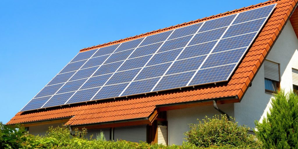Solaranlage auf einem Hausdach unter dem strahlend blauen Himmel