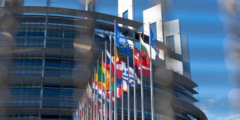 Flaggen vor EU Parlament