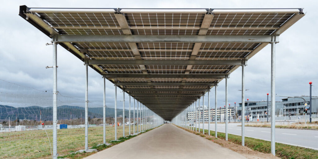 Radfahren im Schatten der Sonne - Freiburg eröffnet ersten solarbetriebenen Radweg
