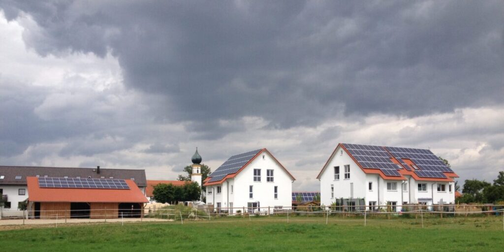Photovoltaik-Dachanlage, dunkle Wolken