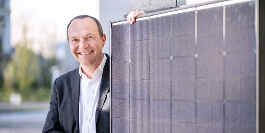 Energie- und Klimaschutzminister Günther mit Photovoltaik-Modul(© Tom Schulze)
