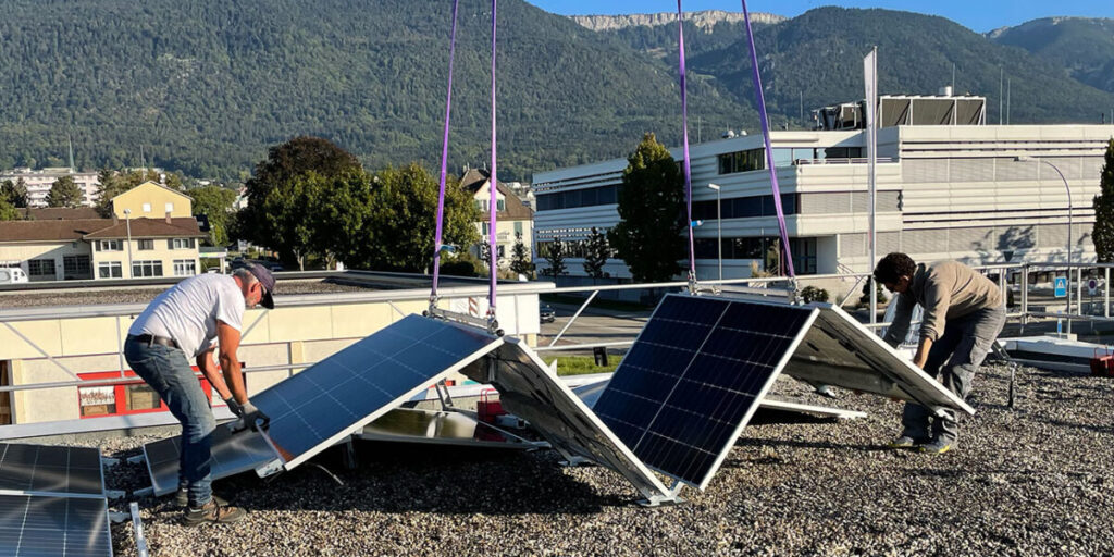 Einfach entfalten: Die SmartSolarBox wird auseinandergeklappt und anschließend mit den bereits platzierten Systemen verbunden.