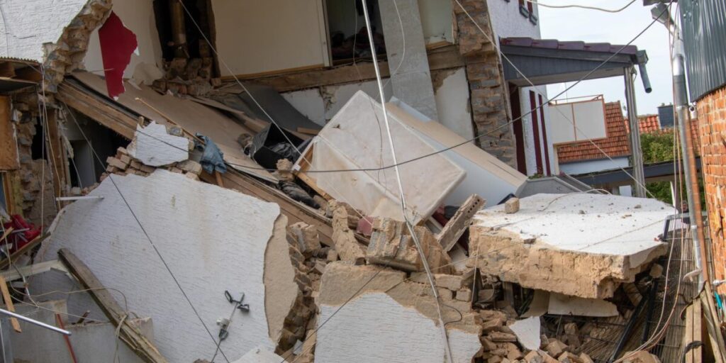 eingestürztes Wohnhaus nach Explosion eines 30-Kilowattstunden-Speicher in Lauterbach