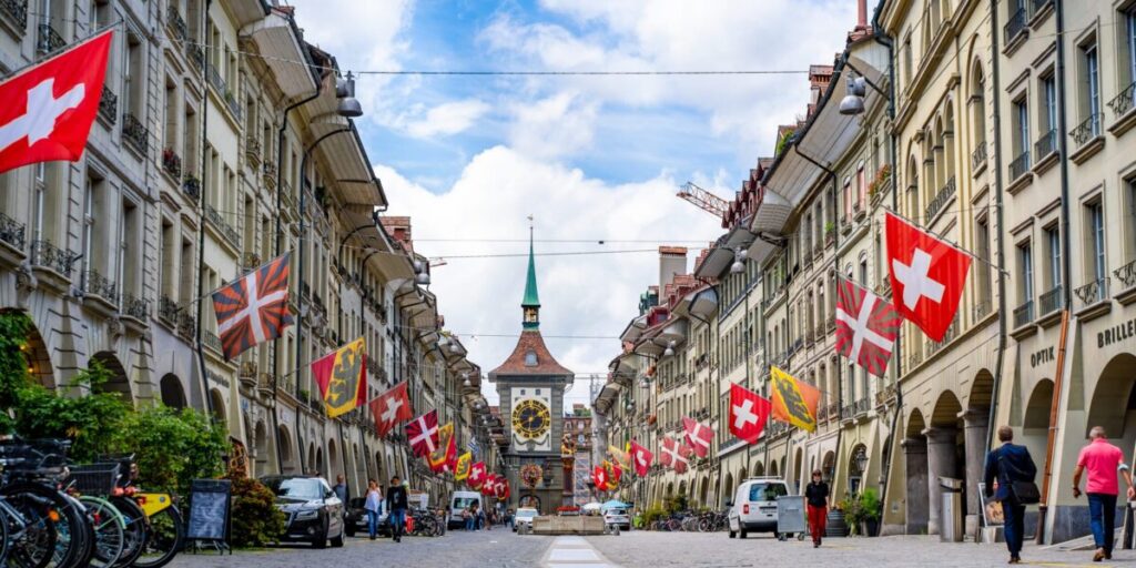 Straße in der Schweit Fähnchen