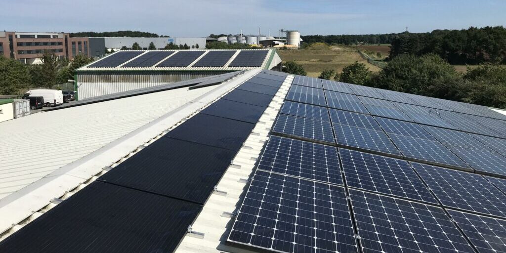 Firmengebäude des Umweltdienstleisters buhck Gruppe mit gebrauch-ten PV-Modulen. 2nd Life Solar GmbH ist Teil der buhck Gruppe.