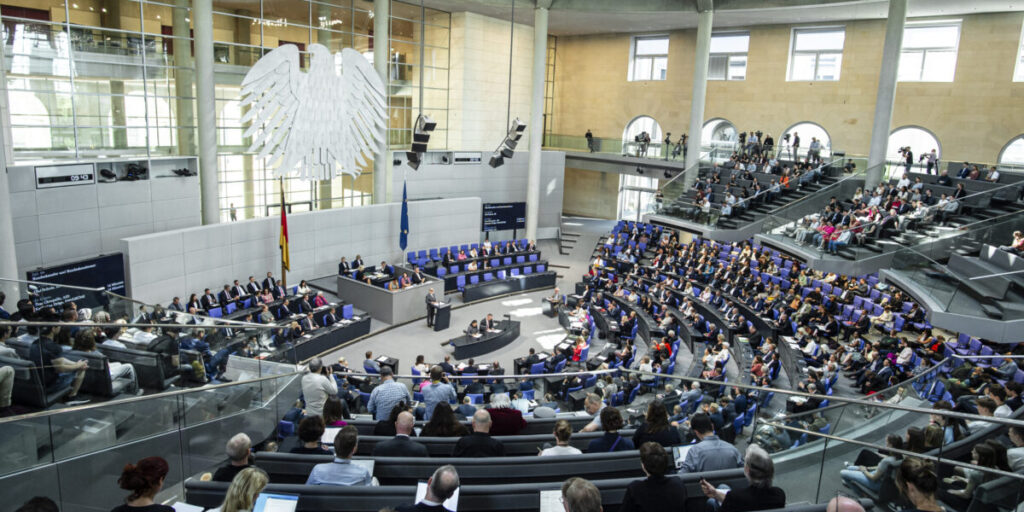 Bundeskanzler Olaf Scholz, SPD, spricht während der Haushaltsdebatte im Plenarsaal des Deutschen Bundestages im Reichstagsgebäude, September 2023