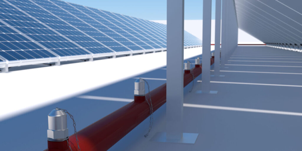 PVProtect von Minimax zum Schutz von Dachflächen mit Photovoltaikanlagen: Speziell entwickelte PV-Düsen sorgen mit ihrer gezielten Anordnung für ein flächendeckendes Sprühbild
