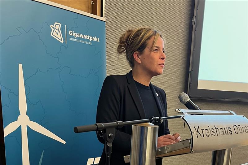 NRW Wirtschafts- und Klimaministerin Mona Neubaur auf der Jahresversammlung Gigawattpakt am 18.01.2024