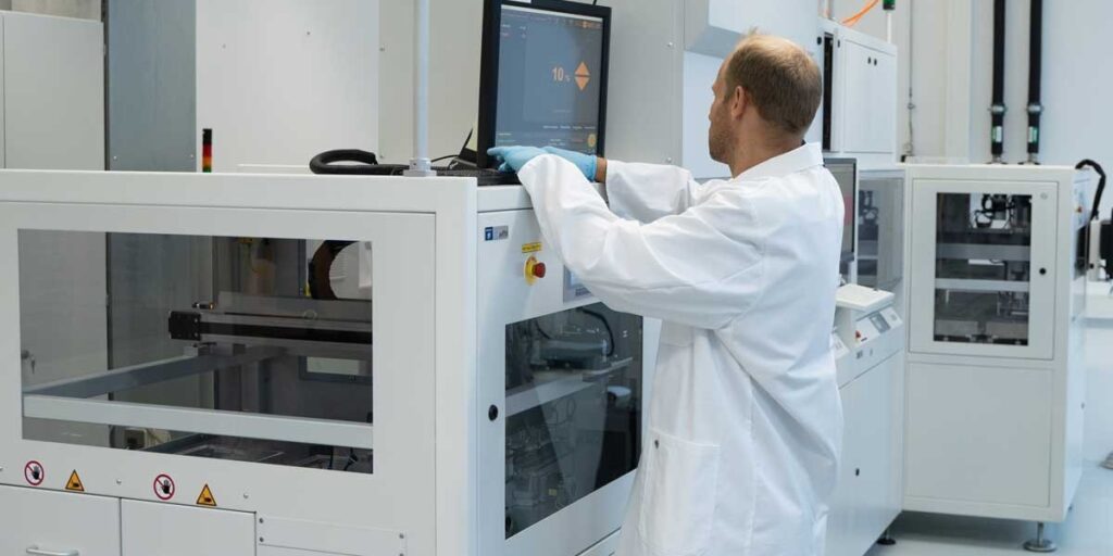 Die am Fraunhofer CSP vorhandene Mess- und Klassifizierungsplattform »MK4« bietet Pro-zess- und Datenanalytik für die Hochleistungs-Photovoltaik-Produktion.