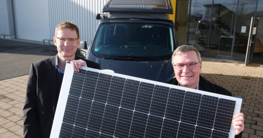 Bekanntgabe des Standorts Zwenkau durch Opes Solar Mobility, 12. Februar 2024, Robert Händel (Geschäftsführer Opes, l) Holger Schulz (Bürgermeister von Zwenkau)