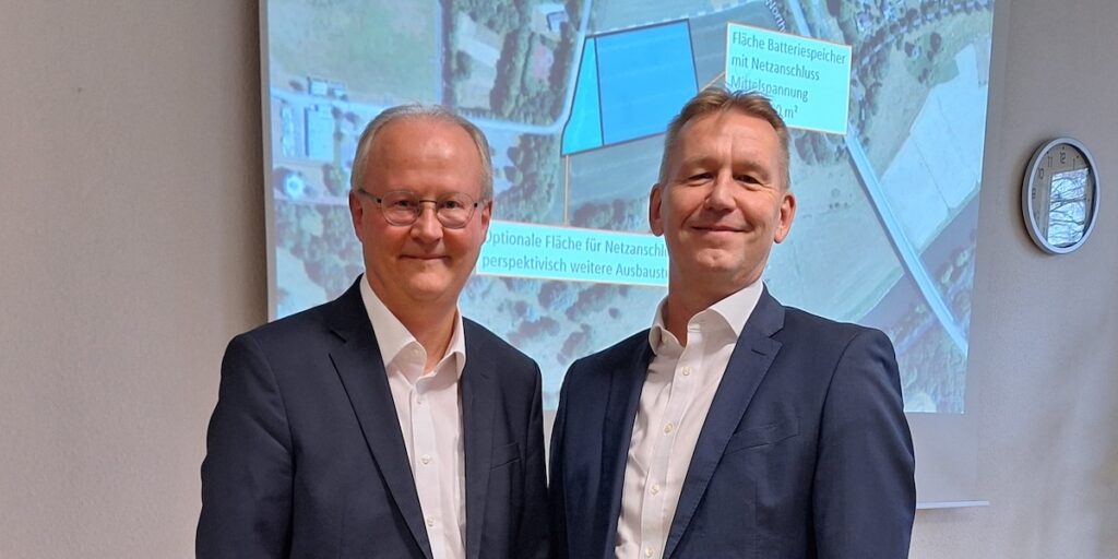 Hubertus Grimm, Bürgermeister von Beverungen (l) und Jürgen Noch, Geschäftsführer Westfalen Weser, Übergabe eines Grundstücks für einen Batteriespeicher am Standort des ehemaligen Atomkraftwerks Würgassen