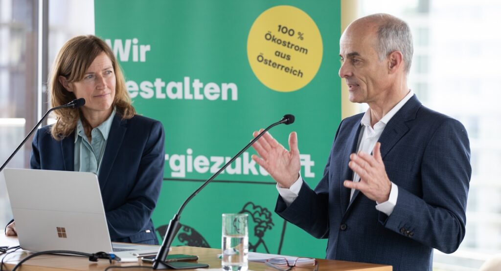 Pressefrühstück "25 Jahre oekostrom AG", 25.4.2024, v.l.: Hildegard Aichberger (Mitglied des Vorstandes oekostrom AG), Ulrich Streibl (Sprecher des Vorstandes oekostrom AG)