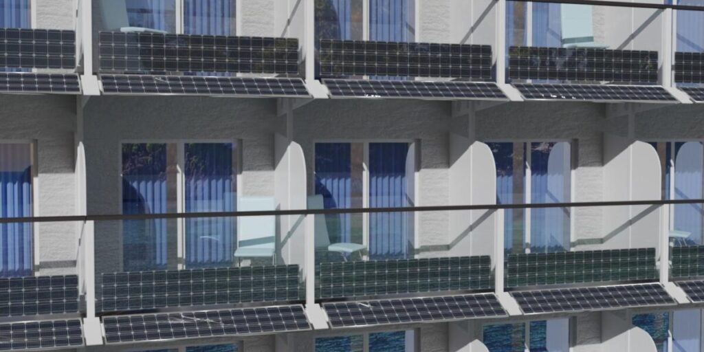 Photovoltaik-Balkonmodule an Außenkabinen eines Kreuzfahrtschiffes