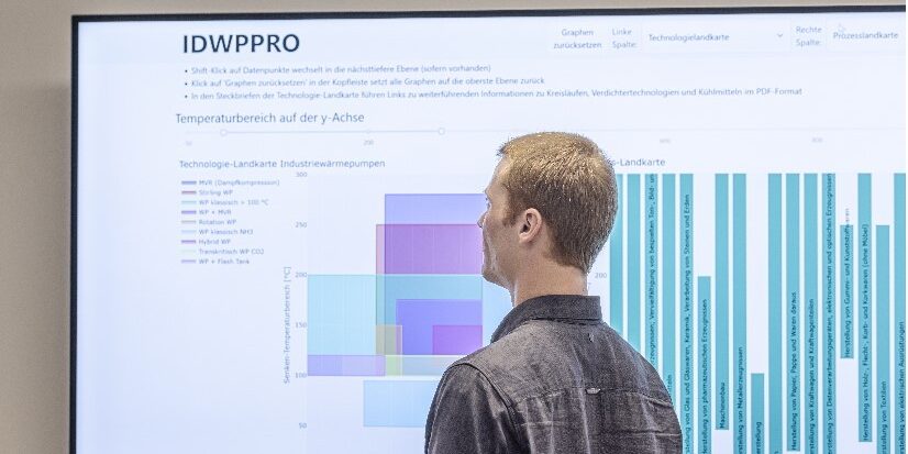 Foto Fraunhofer Bildschirm Wärmepumpe Mann vor Bildschirm