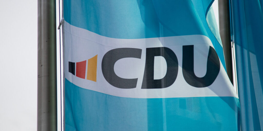 CDU-Logo auf blauer Fahne