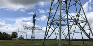 Netzverknüpfungspunkt des Solarparks Weesow-Wilmersdorf von EnBW an der 110 kV Hochspannungsleitung, Netzanschluss, Netzausbau, im Vordergrund Mast der 380 kV Höchstspannungsleitung