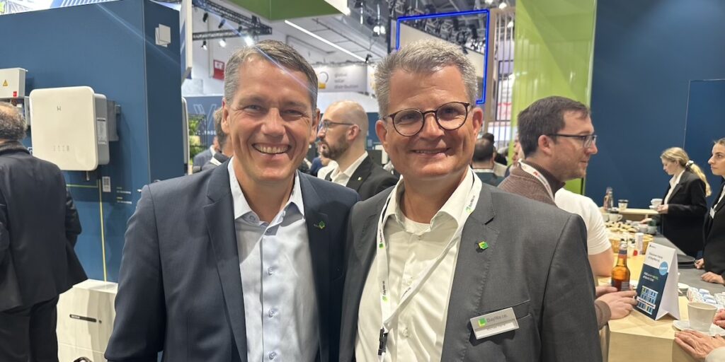 Intersolar 2025: Frank Jessel (li.), CEO der BayWa r.e. Solar Trade Holding, und Michael Harre, Geschäftsführer der für das Großhandelsgeschäft in Deutschland zuständigen Tochtergesellschaft BayWa r.e. Solar Energy Systems.
