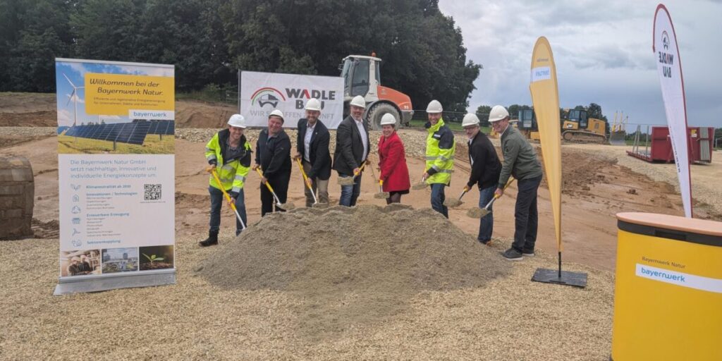 Spatenstich in Reisgang, v.l.n.r. Christian Römer (Projektleiter Bayernwerk Natur), Johannes Stowasser (Stowasser GmbH Sand- und Kieswerk), Georg Ott (1. Bürgermeister Gemeinde Ilmmünster), Wolfgang Hagl (1. Bürgermeister Hettenshausen), Kerstin Schnapp (Stellvertretende Landrätin Pfaffenhofen a. d. Ilm), Franco Gola (Geschäftsführer Bayernwerk Natur GmbH), Marcus Scheuerer (Geschäftsführer Wadle Bauunternehmung GmbH), Dirk Engel (CFO INTILION AG). | Foto Urheberrecht: Bayernwerk Natur GmbH
