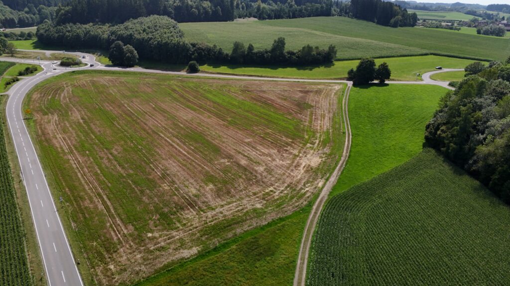 Acker in Süddeutschland auf dem ein Agri-PV-Projekt entstehen soll.