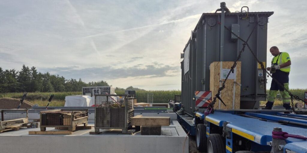Eco Stor, Anlieferung des Transformators für Batteriespeicher in Schuby