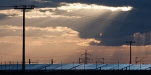 Photovoltaik-Anlage, Strommasten, Leistungen, dunkle Wolken, Sonnenstrahlen