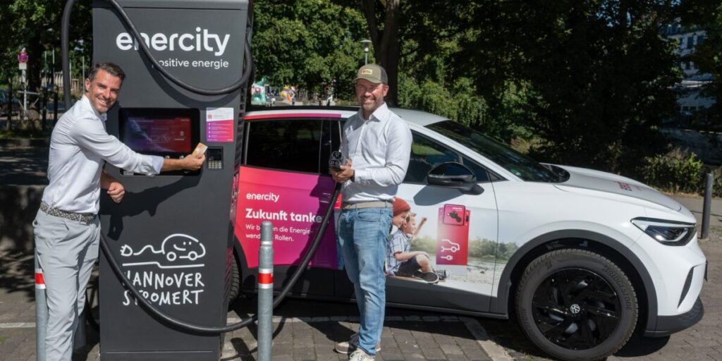 DC-Schnellladesäule, Auto-Hannover Zwie Männer