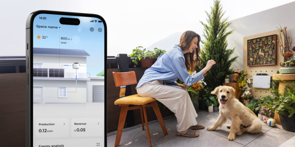 Sungrow, Mikro-Wechselrichter für Photovoltaik-Balkonanlagen, Frau mit Hund auf Balkon