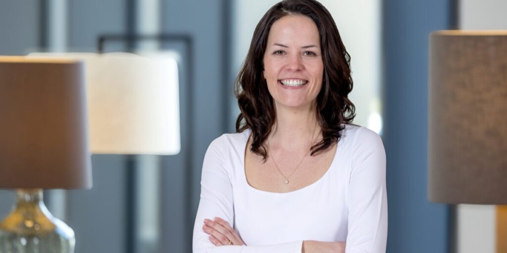 Christina Hepp im Portrait, lächelnde Frau, verschränkte Arme