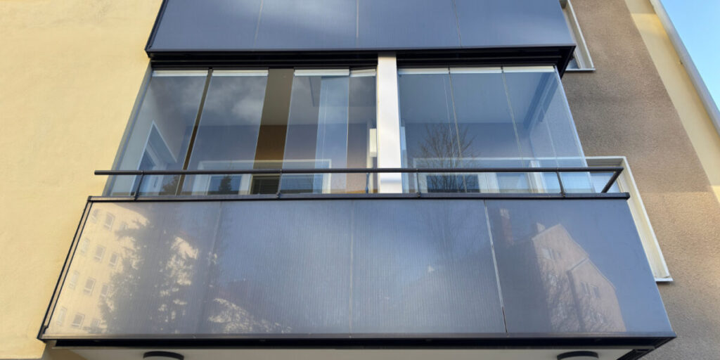 Balkonbrüstung aus Glas mit integrierten Solarmodul