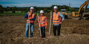 Spatenstich mit Projektmanager Klaus Nüssel, green flexibility, Barbara Plura, Assetmanagerin und technische Netzplanerin bei LEW Verteilnetz und Christoph Lienert, COO & Co-Founder green flexibility